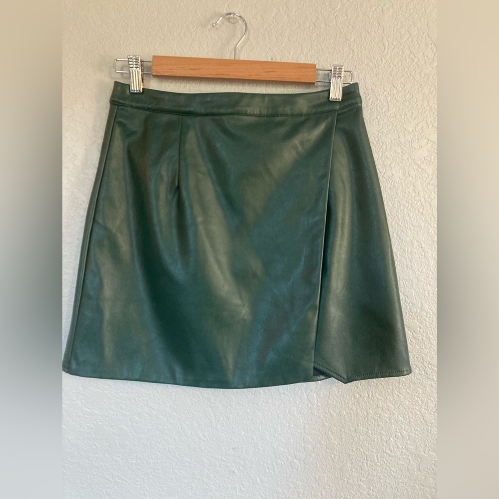 Sadie & Sage Green Mini Skirt, Faux Leather GUC Size S
